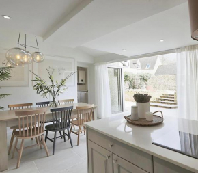 Luxury Cotswold Cottage with hot tub in Stow on the Wold!